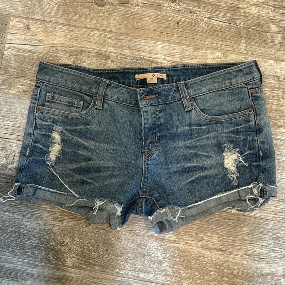 NWOT Forever 21 Distressed Denim Shorts – Size 29